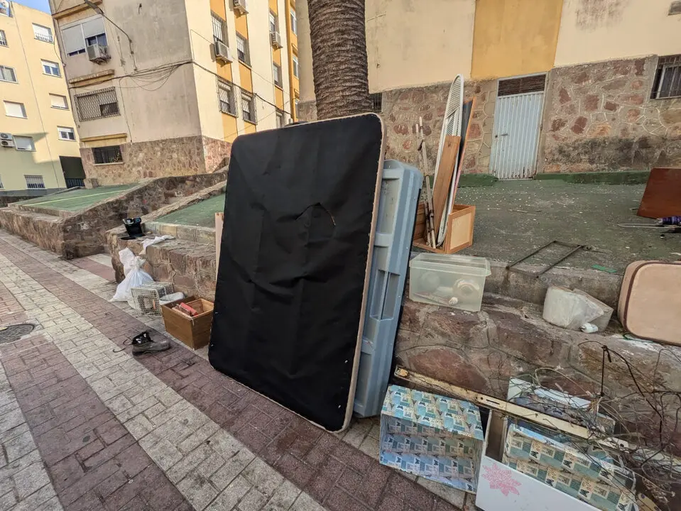Basuras y enseres en Zurr&oacute;n  (8)