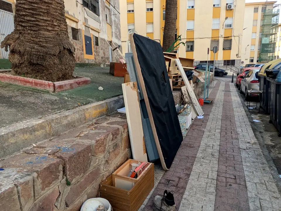 Basuras y enseres en Zurr&oacute;n  (7)
