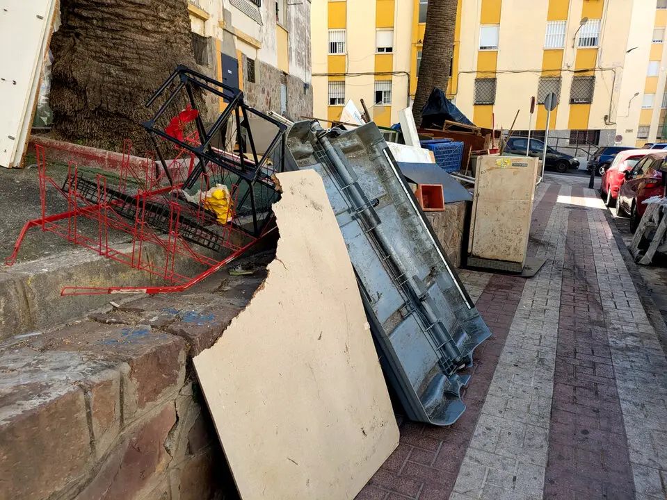 Basuras y enseres en Zurr&oacute;n  (1)