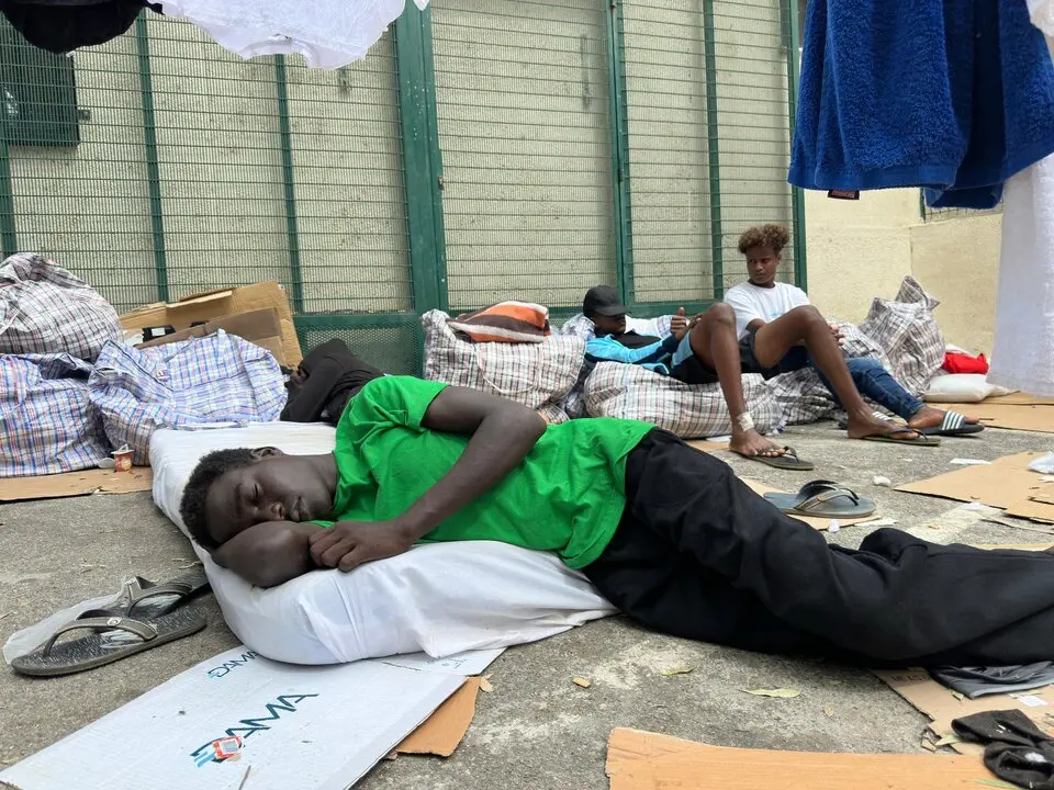 Inmigrantes duermen a las puertas del CETI ante la falta de espacio / Mohammed Ettouileb