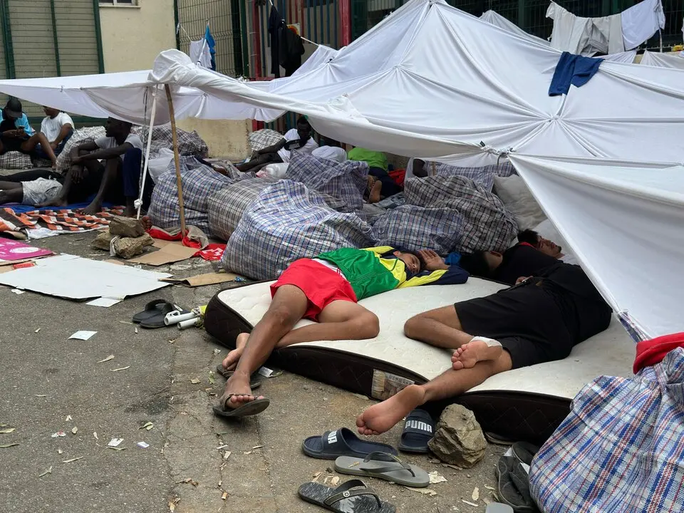 Inmigrantes a las puertas del Centro de Estancia Temporal el pasado mes de septiembre / Mohammed Ettouileb