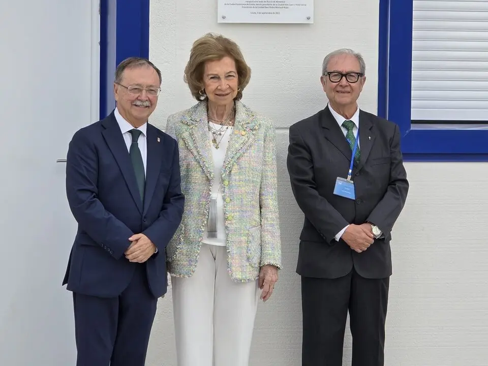 La Reina Sof&iacute;a durante su visita a Ceuta de este martes, junto al presidente de la Ciudad y el presidente del Banco de Alimentos / Laura Ortiz