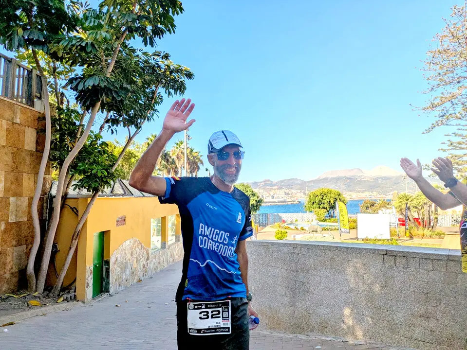 Hicham, en la Backyard Ultra dos Bah&iacute;as de Ceuta 