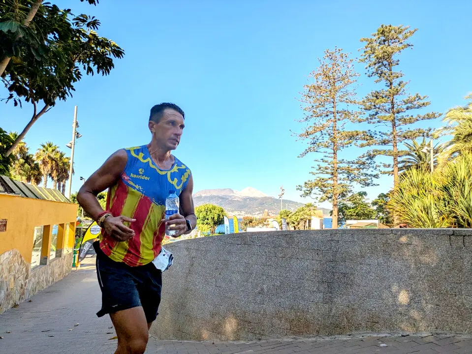Fernando Alarc&oacute;n en la Backyard Ultra dos Bah&iacute;as de Ceuta 