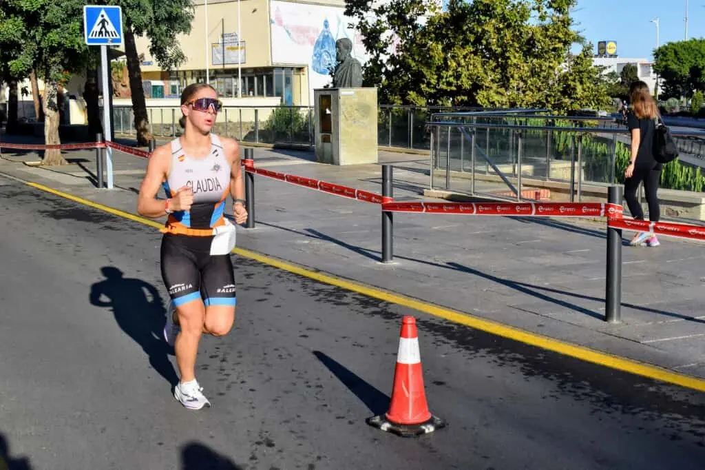 Claudia Casanova, ganadora del Triatl&oacute;n Ciudad de Ceuta. Foto: Rafa B&aacute;ez