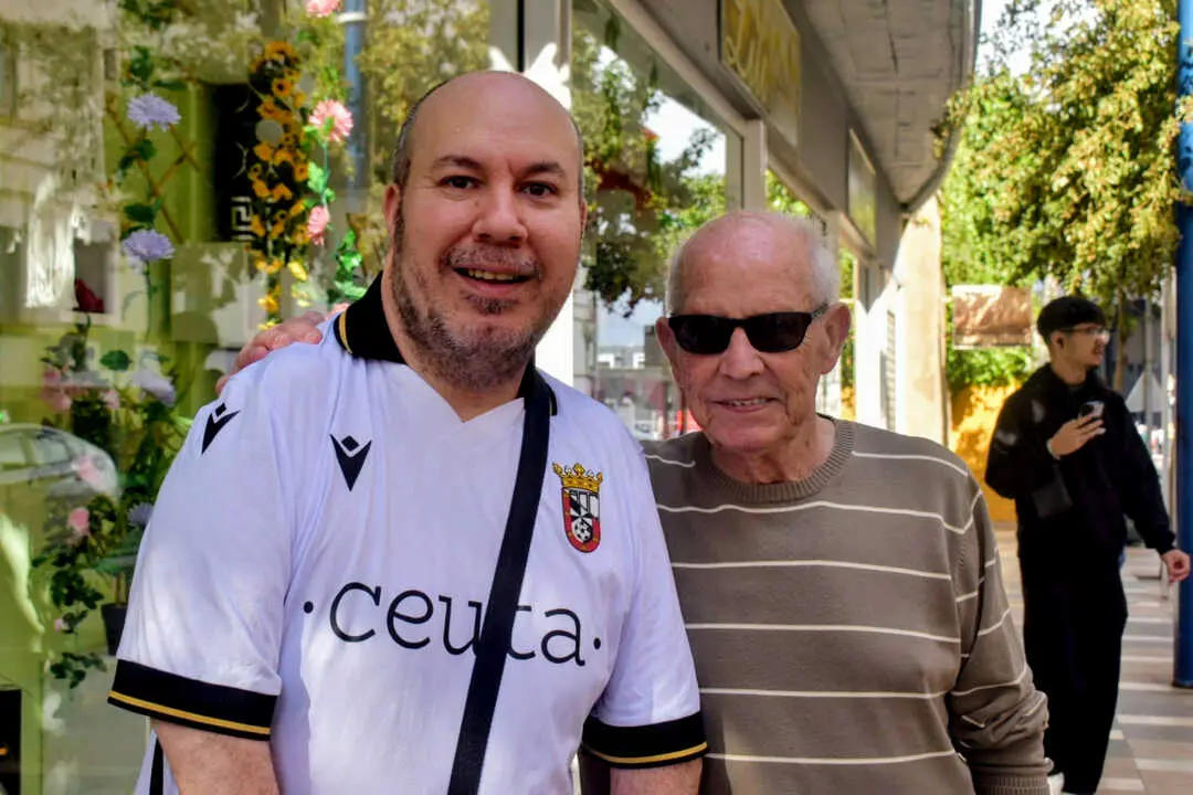 La afici&oacute;n anima a la AD Ceuta FC (2)