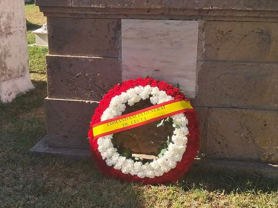 Homenaje a los ca&iacute;dos por Espa&ntilde;a / C&eacute;sar Mart&iacute;n
