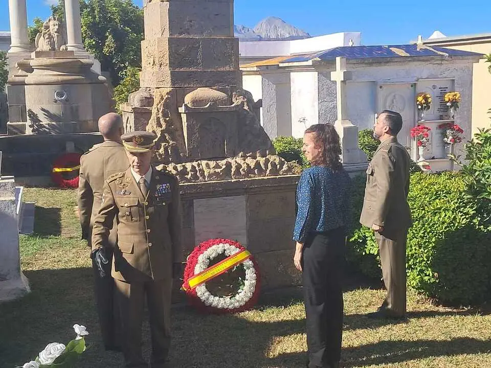 Homenaje a los ca&iacute;dos por Espa&ntilde;a / C&eacute;sar Mart&iacute;n