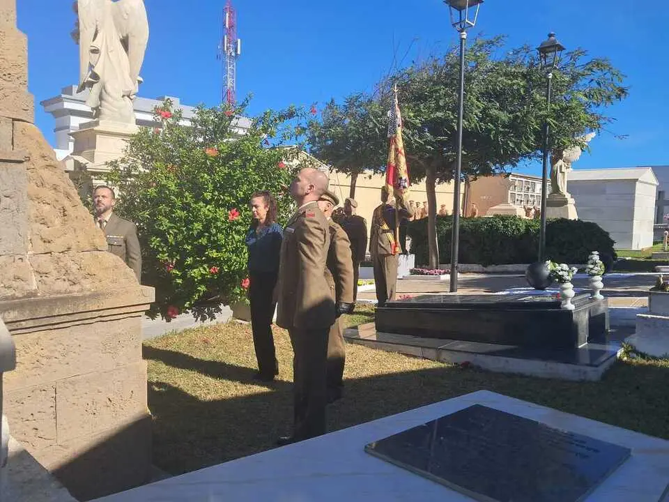 Homenaje a los ca&iacute;dos por Espa&ntilde;a / C&eacute;sar Mart&iacute;n