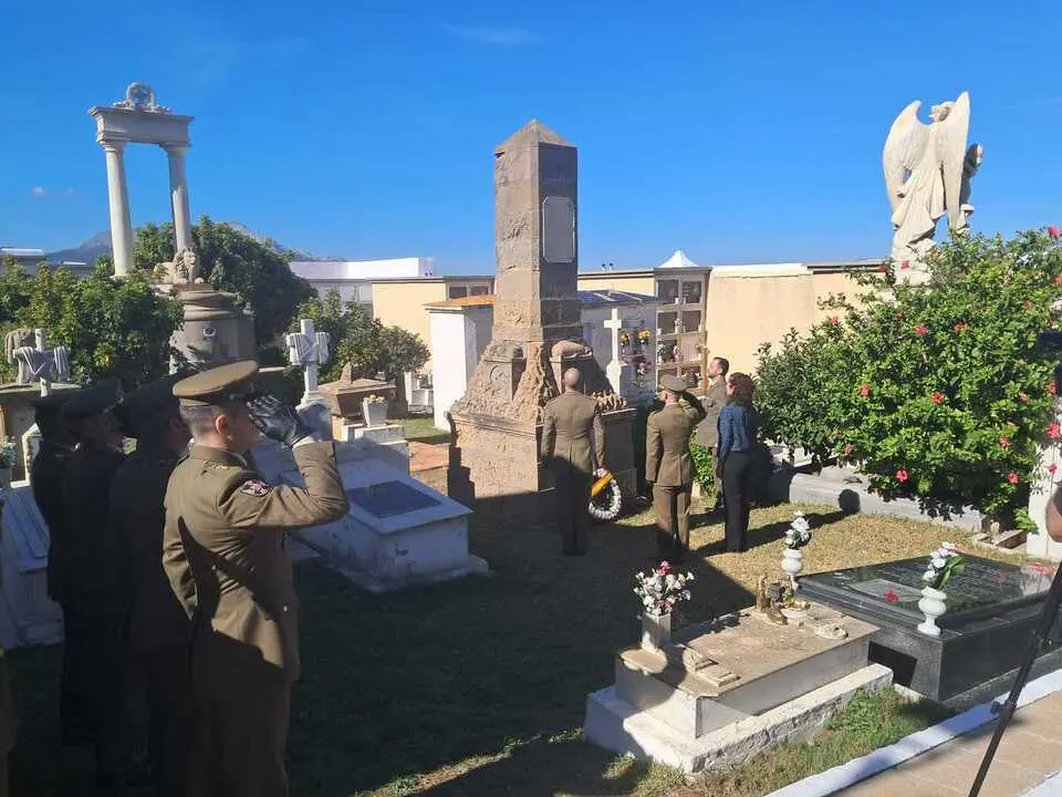 Homenaje a los ca&iacute;dos por Espa&ntilde;a / C&eacute;sar Mart&iacute;n