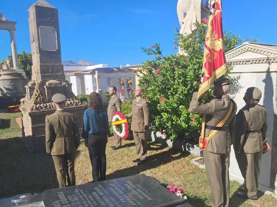 Homenaje a los ca&iacute;dos por Espa&ntilde;a / C&eacute;sar Mart&iacute;n