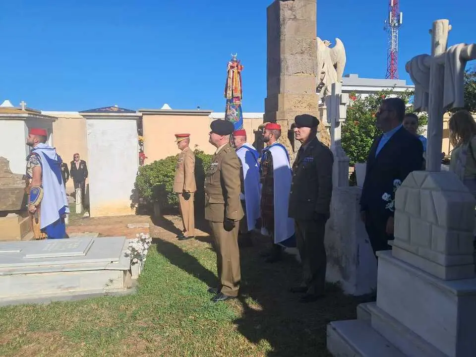 Homenaje a los ca&iacute;dos por Espa&ntilde;a / C&eacute;sar Mart&iacute;n