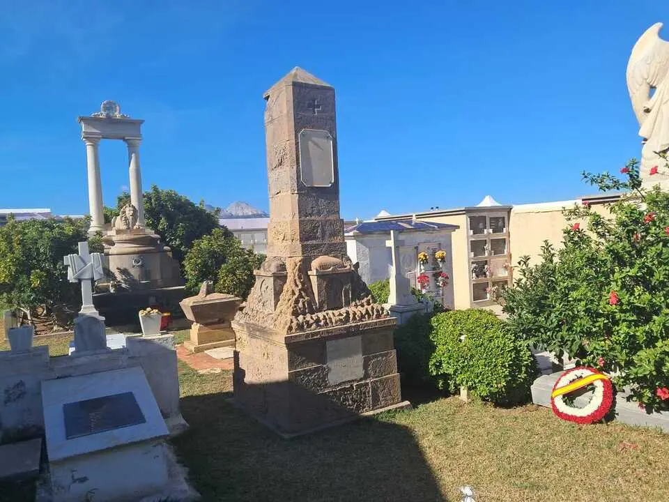 Homenaje a los ca&iacute;dos por Espa&ntilde;a / C&eacute;sar Mart&iacute;n