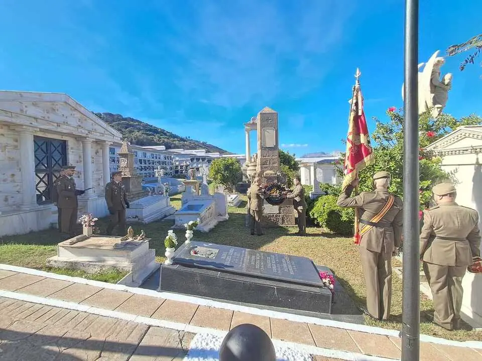 Homenaje a los ca&iacute;dos por Espa&ntilde;a / C&eacute;sar Mart&iacute;n