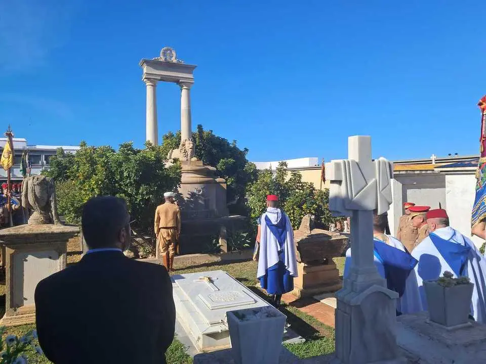 Homenaje a los ca&iacute;dos por Espa&ntilde;a / C&eacute;sar Mart&iacute;n