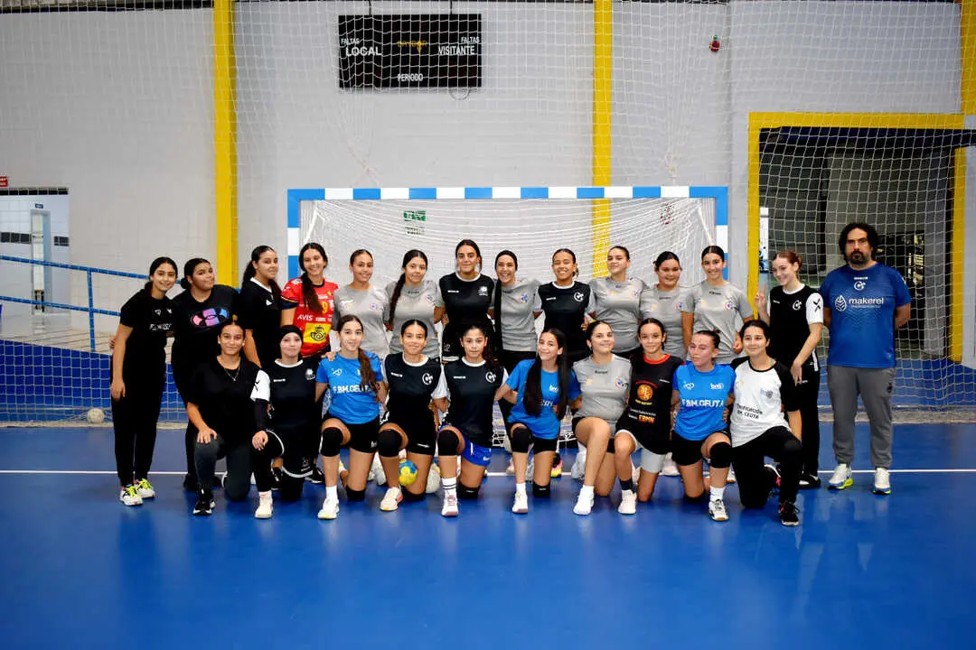 Primer entrenamiento de balonmano en la nueva pista de La Libertad. Foto: Rafa B&aacute;ez
