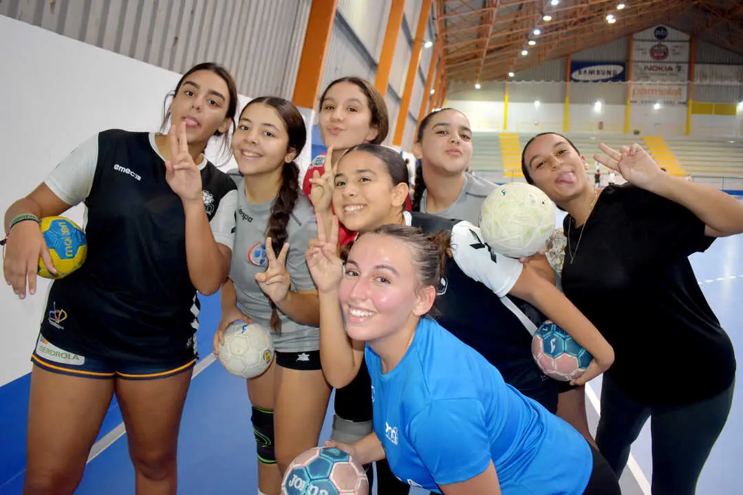 Primer entrenamiento de balonmano en la nueva pista de La Libertad (14)