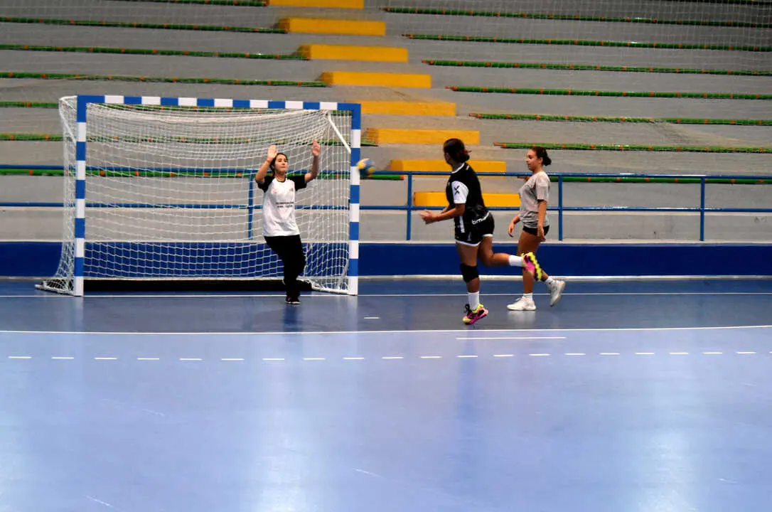Primer entrenamiento de balonmano en la nueva pista de La Libertad (12)
