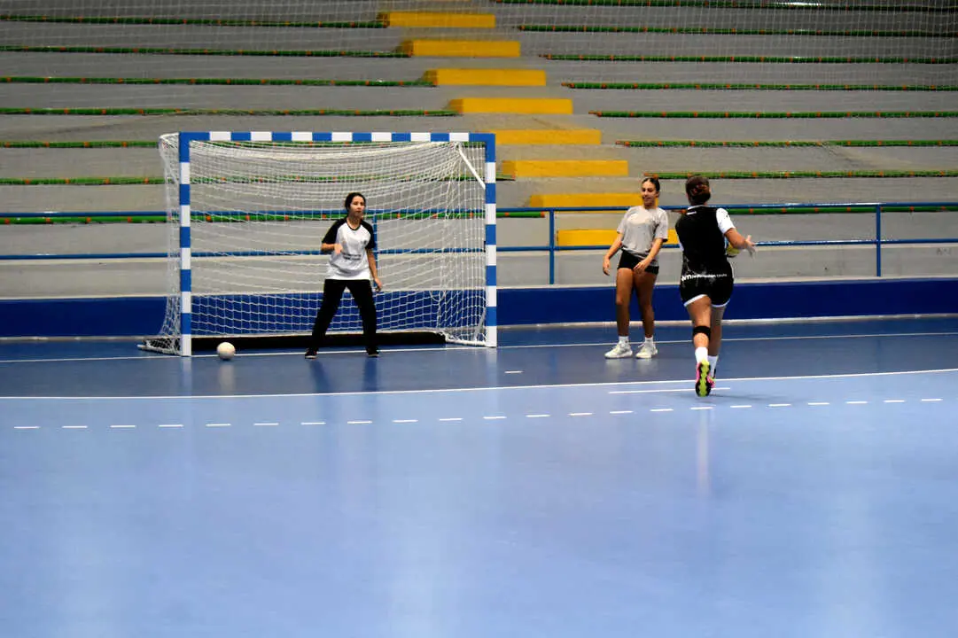 Primer entrenamiento de balonmano en la nueva pista de La Libertad (10)