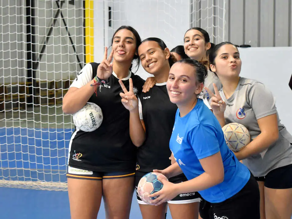 Primer entrenamiento de balonmano en la nueva pista de La Libertad (8)