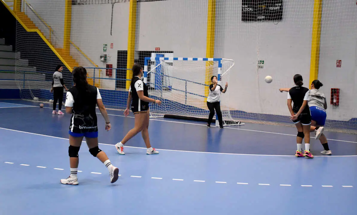 Primer entrenamiento de balonmano en la nueva pista de La Libertad (6)