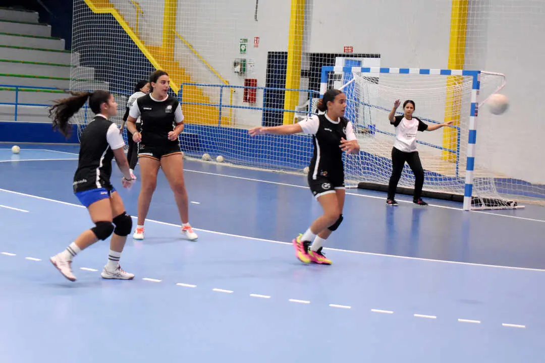 Primer entrenamiento de balonmano en la nueva pista de La Libertad (5)