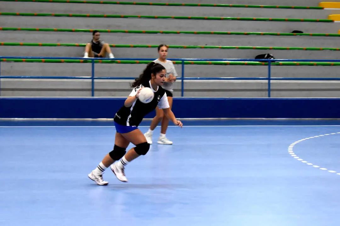 Primer entrenamiento de balonmano en la nueva pista de La Libertad (4)