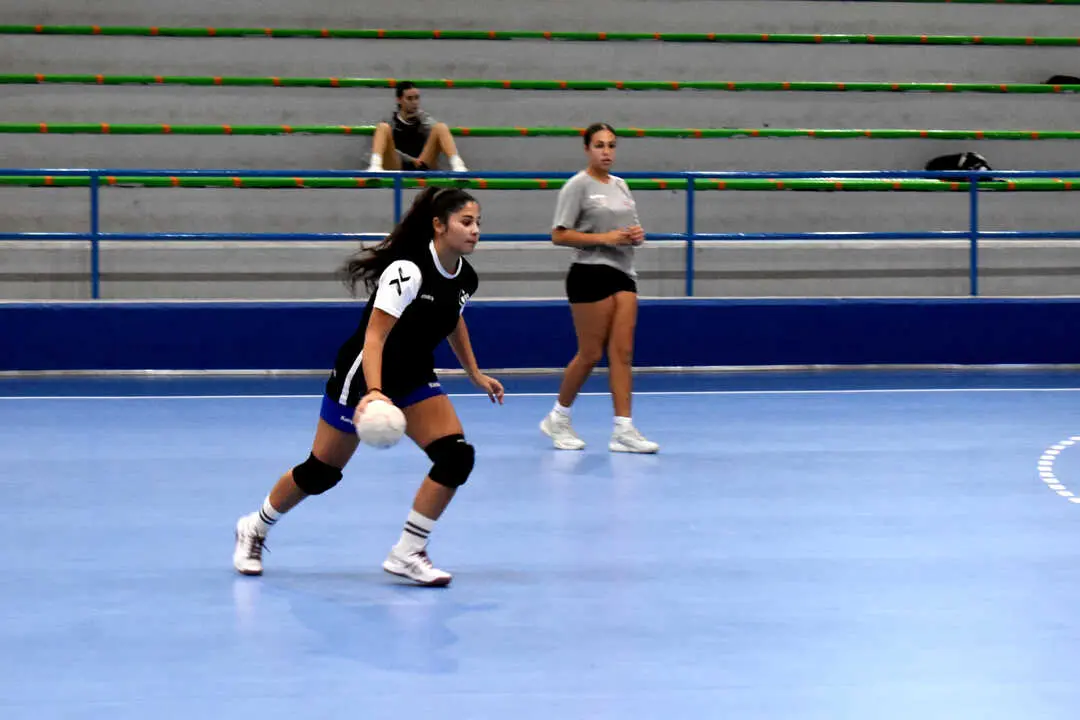 Primer entrenamiento de balonmano en la nueva pista de La Libertad (3)