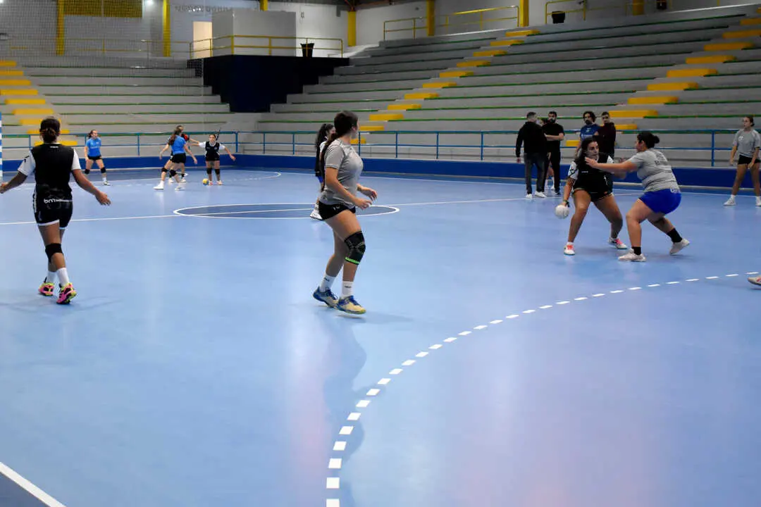Primer entrenamiento de balonmano en la nueva pista de La Libertad (2)
