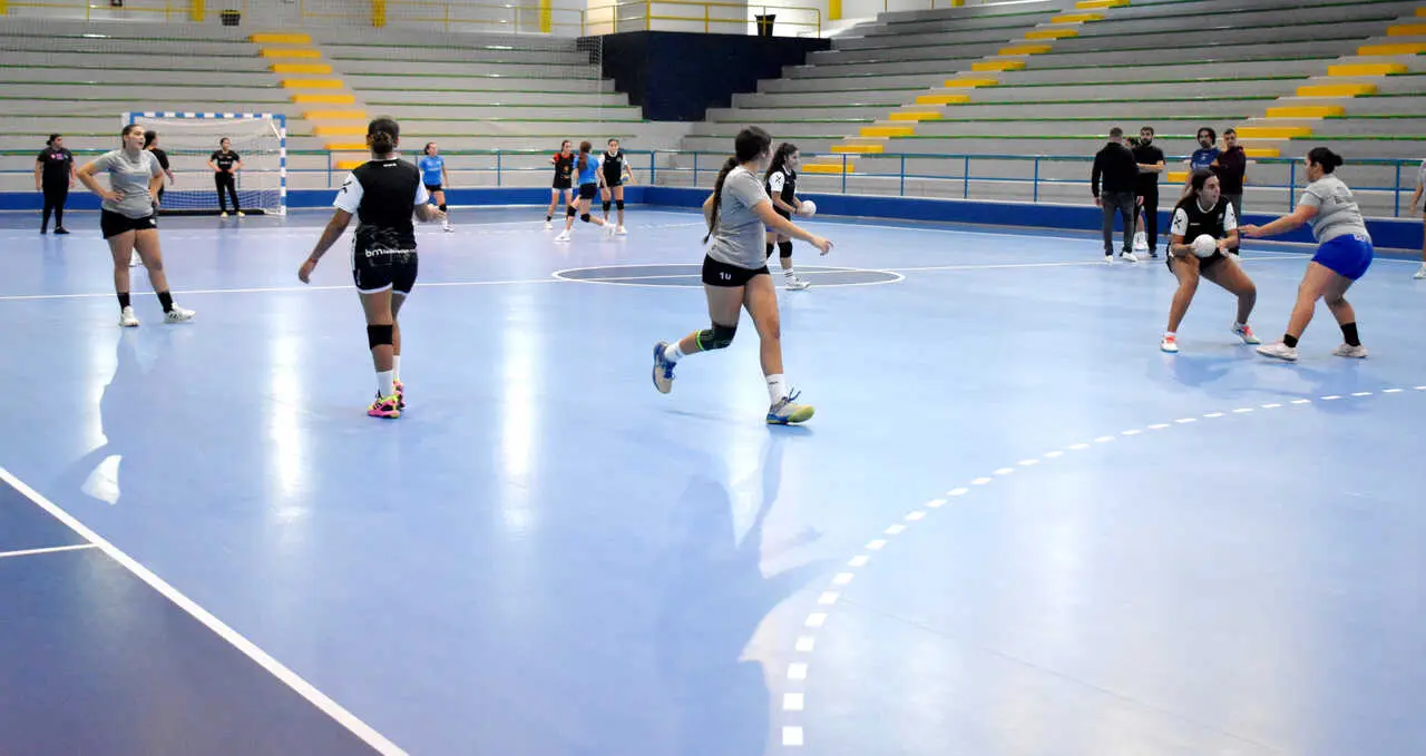 Primer entrenamiento de balonmano en la nueva pista de La Libertad (1)