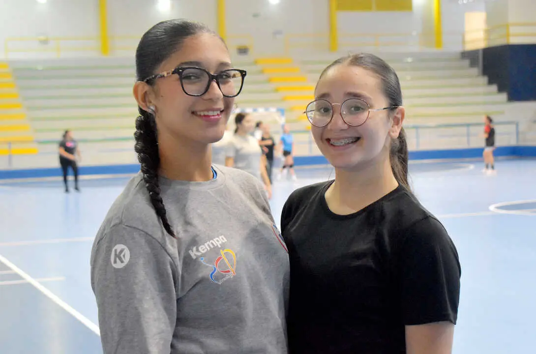 Primer entrenamiento de balonmano en la nueva pista de La Libertad