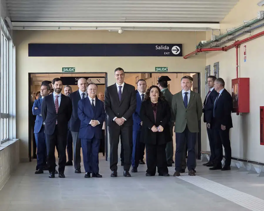 El presidente de la Ciudad, Juan Vivas, junto a Pedro S&aacute;nchez y la delegada del Gobierno, Cristina P&eacute;rez, durante el recorrido por la Estaci&oacute;n