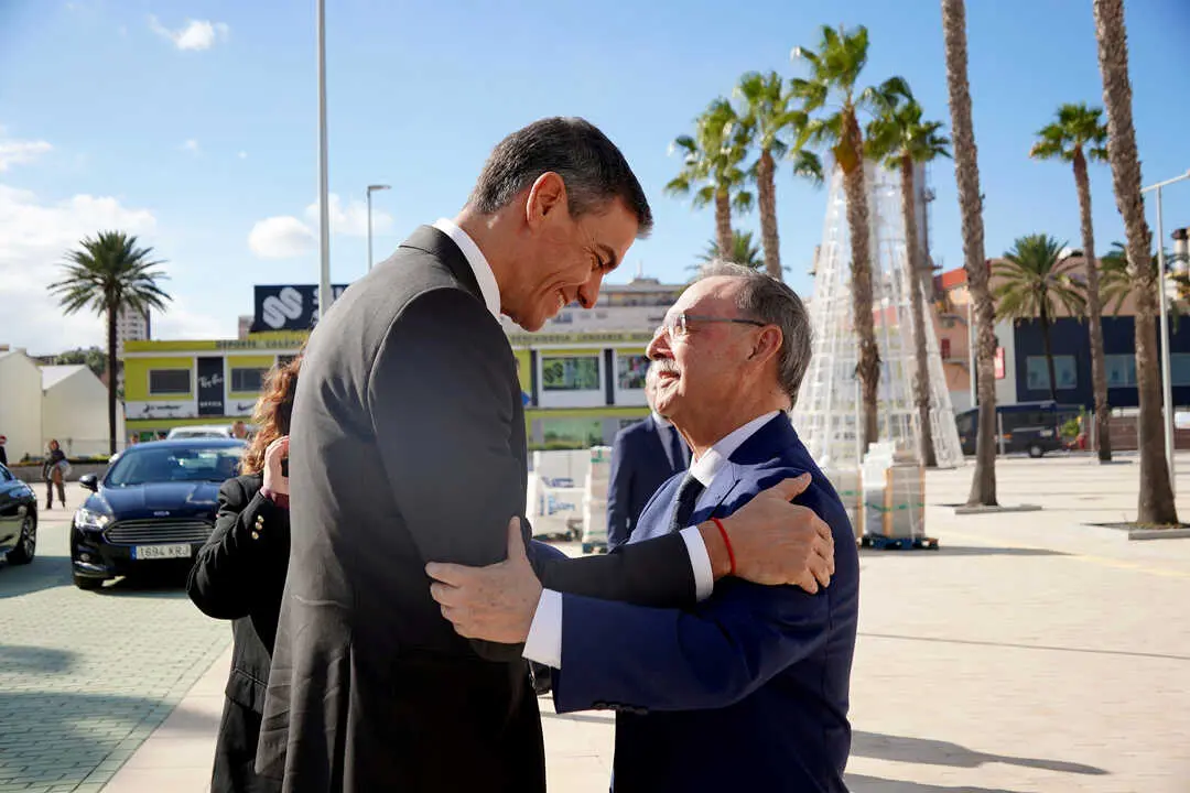 Pedro S&aacute;nchez saluda a Juan Vivas en el Puerto de Ceuta