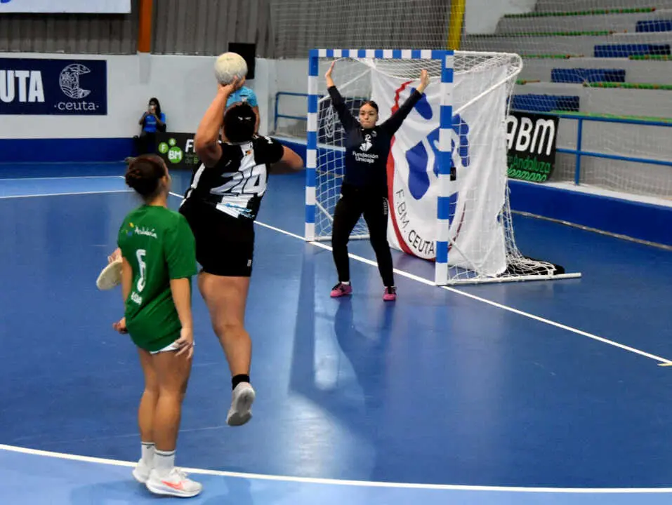 Encuentro entre Ceuta y Huelva del Campeonato de Andaluc&iacute;a de Balonmano femenino (3)