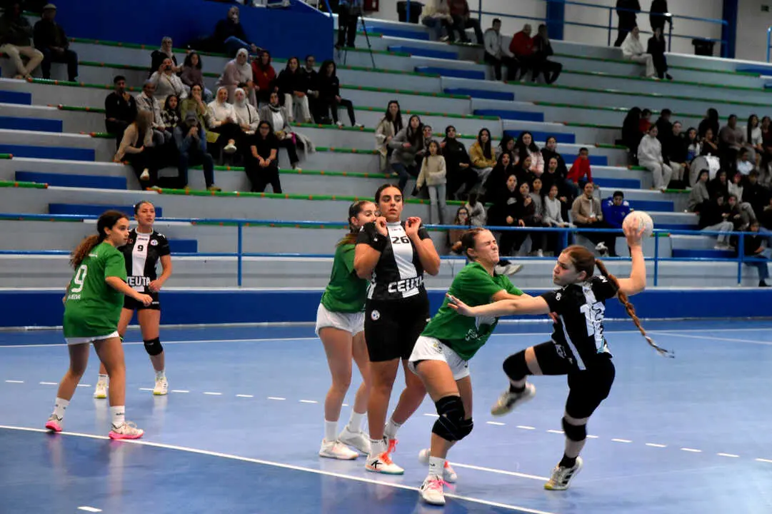 Encuentro entre Ceuta y Huelva del Campeonato de Andaluc&iacute;a de Balonmano femenino (1)