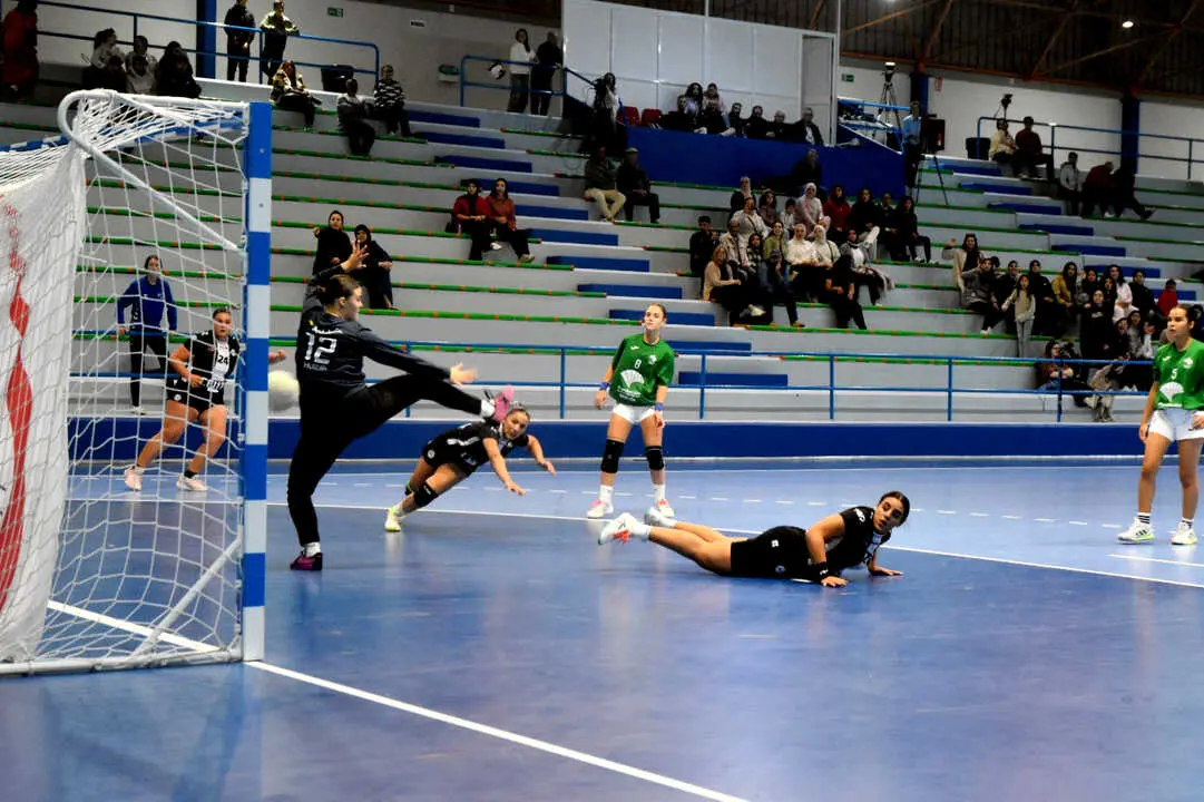 Encuentro entre Ceuta y Huelva del Campeonato de Andaluc&iacute;a de Balonmano femenino