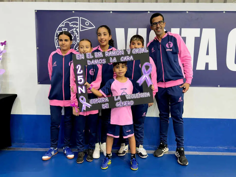 El Club Balonmano Ram&oacute;n y Cajal dice 'No' a la Violencia de G&eacute;nero (31)
