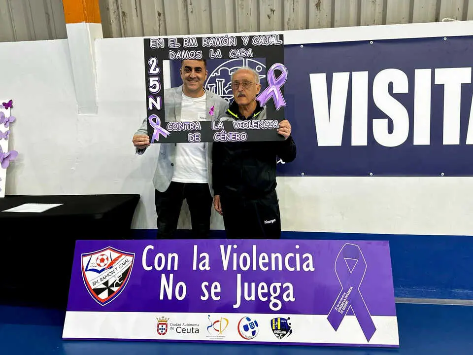 El Club Balonmano Ram&oacute;n y Cajal dice 'No' a la Violencia de G&eacute;nero (22)