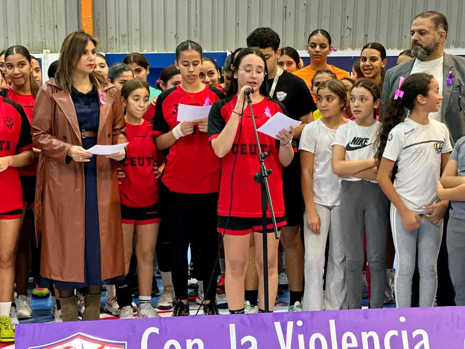 El Club Balonmano Ram&oacute;n y Cajal dice 'No' a la Violencia de G&eacute;nero (20)