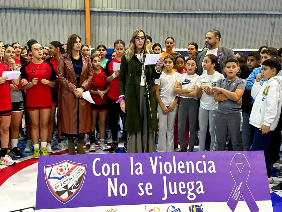 El Club Balonmano Ram&oacute;n y Cajal dice 'No' a la Violencia de G&eacute;nero (19)