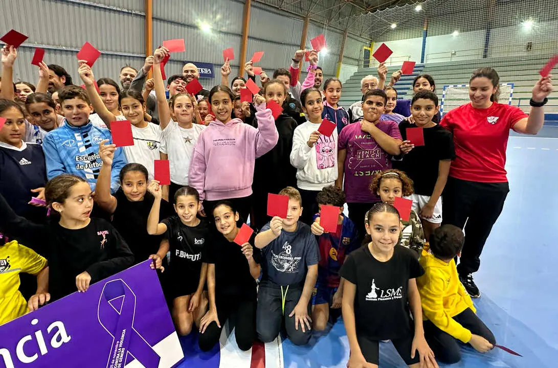 El Club Balonmano Ram&oacute;n y Cajal dice 'No' a la Violencia de G&eacute;nero (14)