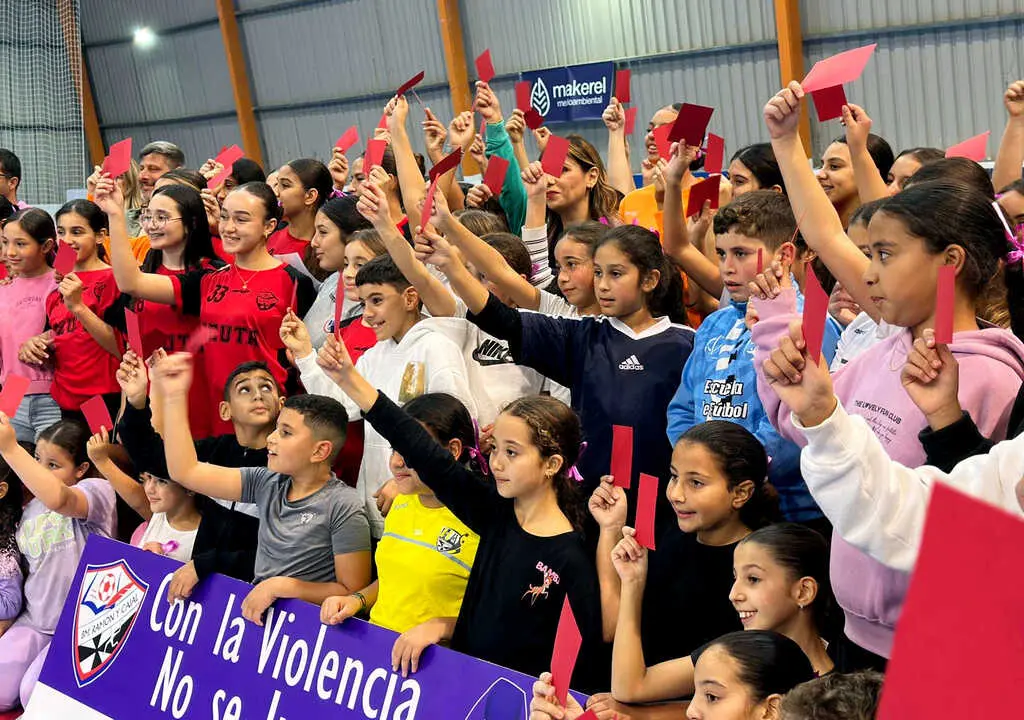 El Club Balonmano Ram&oacute;n y Cajal dice 'No' a la Violencia de G&eacute;nero (12)