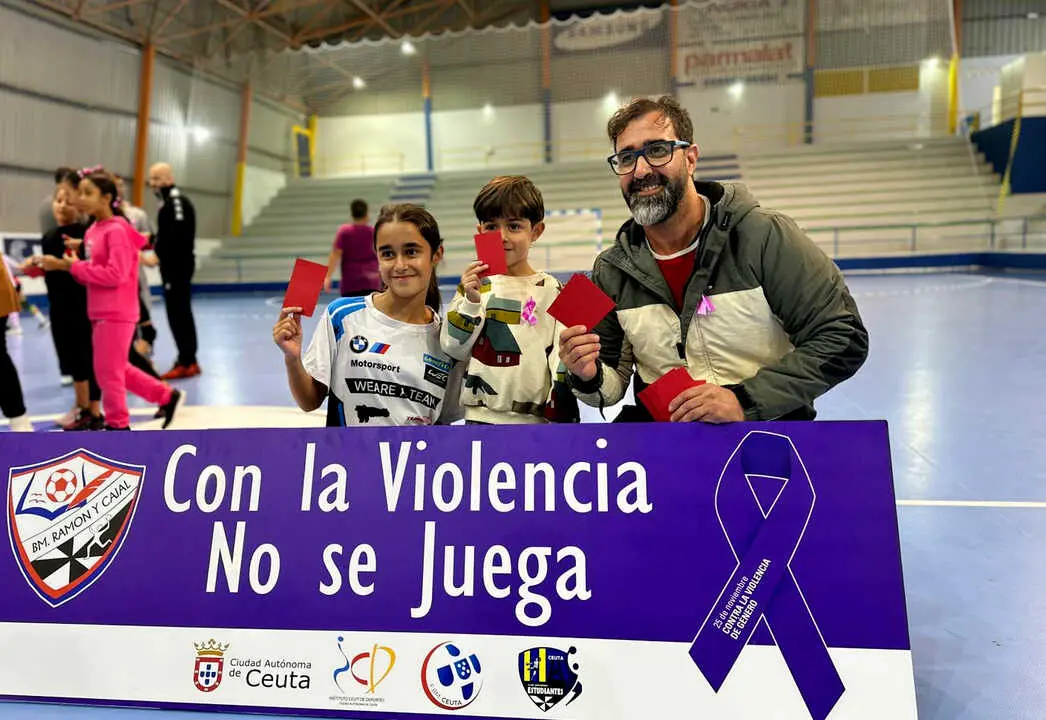 El Club Balonmano Ram&oacute;n y Cajal dice 'No' a la Violencia de G&eacute;nero (9)