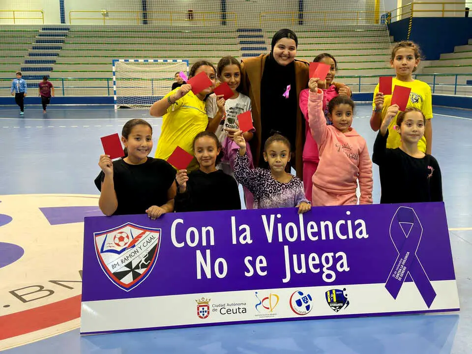 El Club Balonmano Ram&oacute;n y Cajal dice 'No' a la Violencia de G&eacute;nero (8)