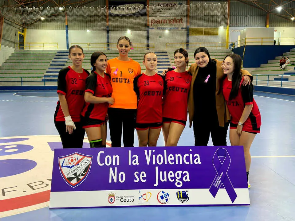 El Club Balonmano Ram&oacute;n y Cajal dice 'No' a la Violencia de G&eacute;nero (7)