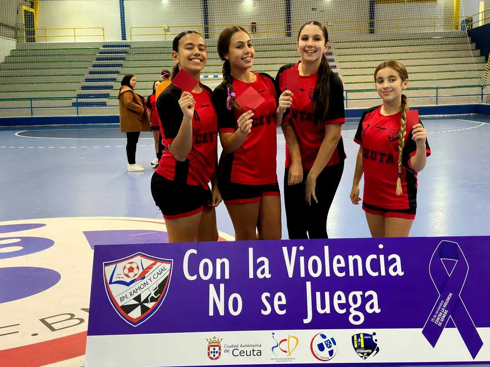 El Club Balonmano Ram&oacute;n y Cajal dice 'No' a la Violencia de G&eacute;nero (6)