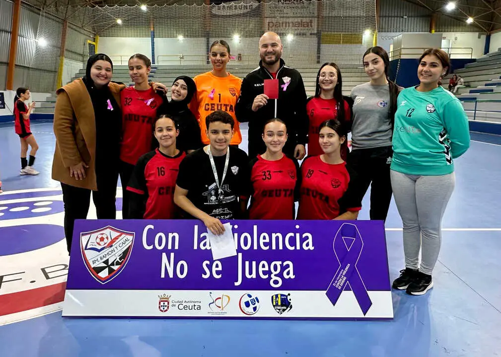 El Club Balonmano Ram&oacute;n y Cajal dice 'No' a la Violencia de G&eacute;nero (5)