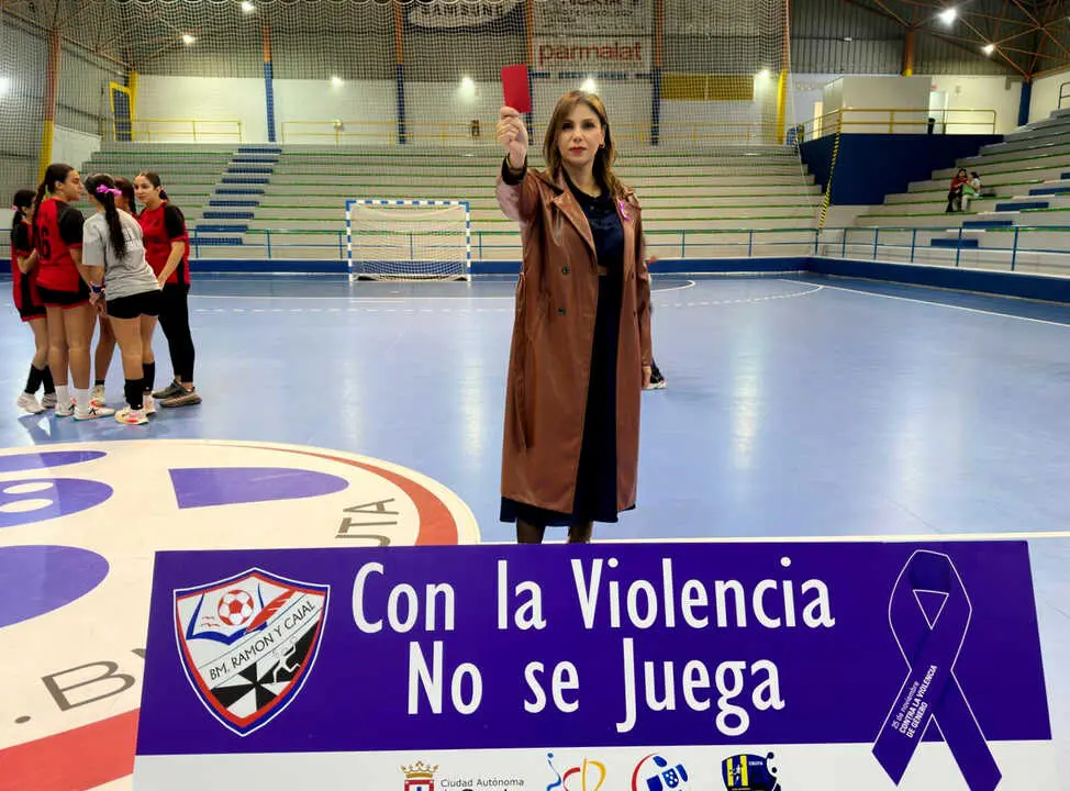 El Club Balonmano Ram&oacute;n y Cajal dice 'No' a la Violencia de G&eacute;nero (4)