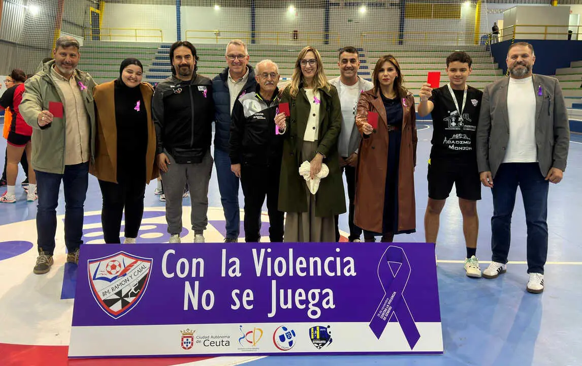 El Club Balonmano Ram&oacute;n y Cajal dice 'No' a la Violencia de G&eacute;nero (3)