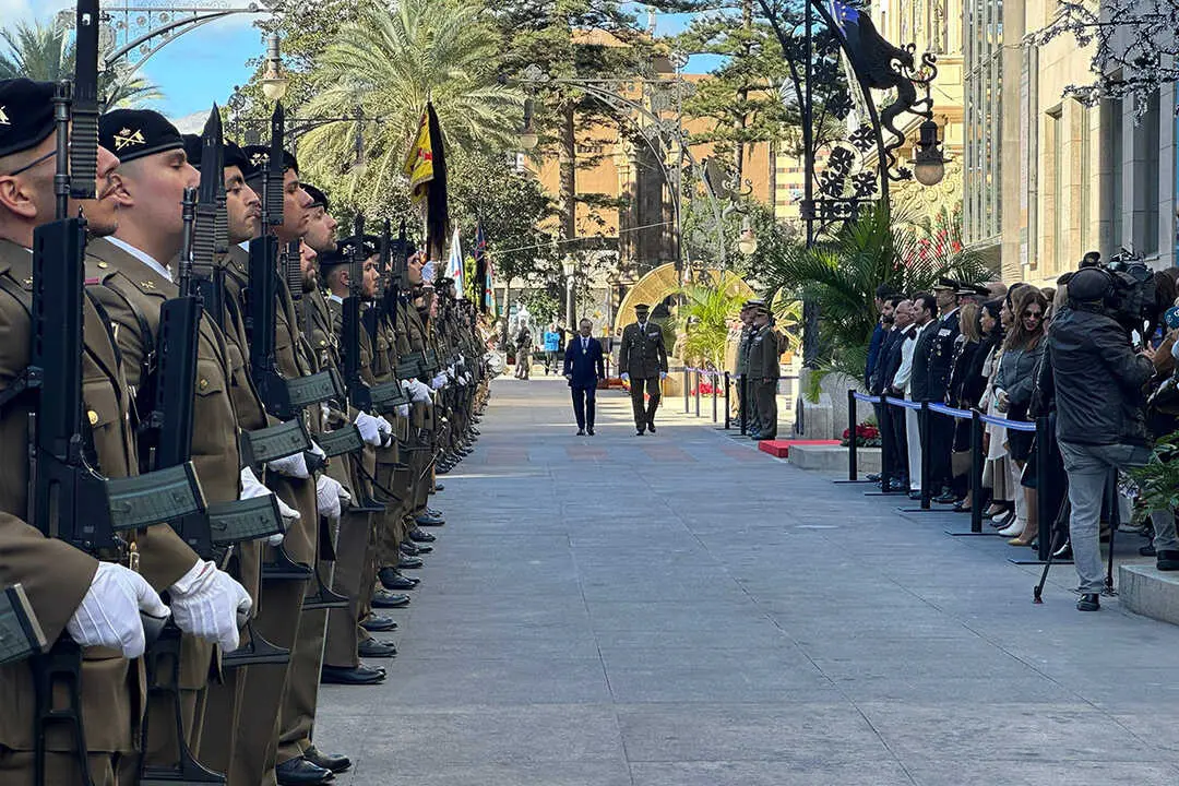 Entrega de la Medalla de Plata al  Regimiento de Caballer&iacute;a Montesa n&ordm;3 / Mohamed Ettouileb